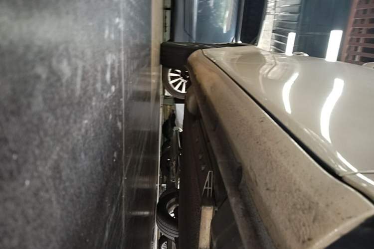 Used ORA White Cat 2020 305 km Luxury Version Right Side Sill
