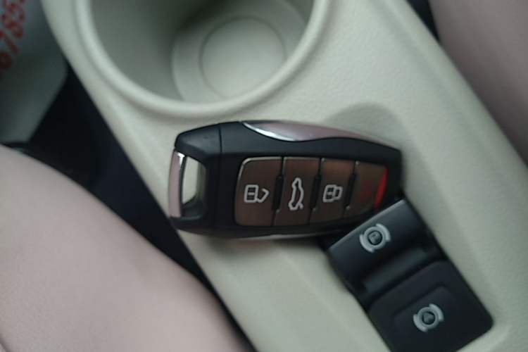 Used ORA White Cat 2020 360 km Luxury Version Vehicle Key