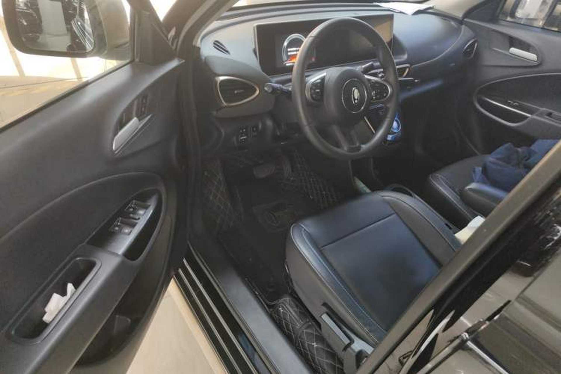 Used ORA White Cat 2022 Xiaoyue Mao Edition 360 km Luxury Model Lithium NMC Driver Seat