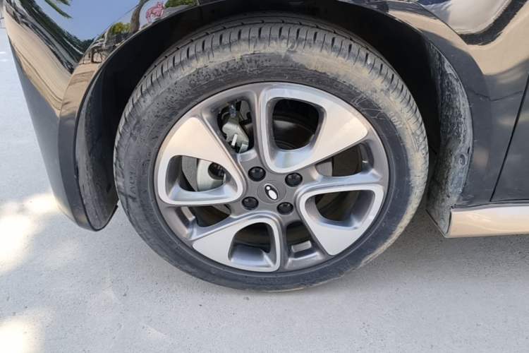 Used ORA White Cat 2022 Xiaoyue Mao Edition 360 km Luxury Model Lithium NMC Left Front Wheel Hub