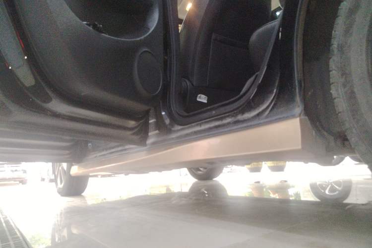 Used ORA White Cat 2022 Xiaoyue Mao Edition 401 km Flagship Model Lithium Ternary Left Side Sill