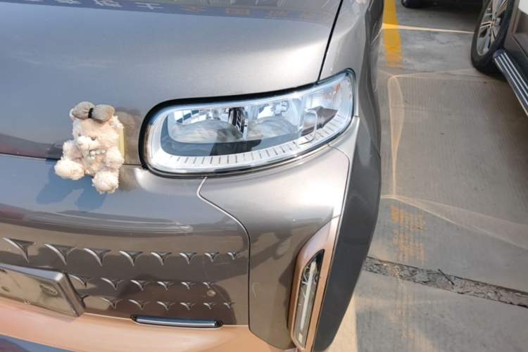 Used ORA White Cat 2022 Xiaoyue Mao Edition 360 km Luxury Model Lithium NMC Left Front Headlight