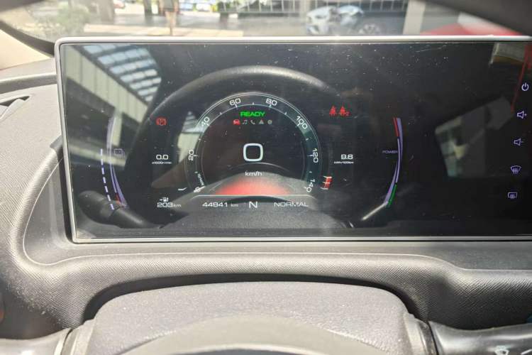 Used ORA White Cat 2022 Upgraded Model 305km Range Luxury Version Lithium-Ion Battery Odometer Close Up