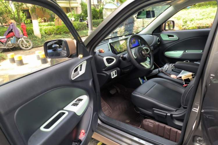 Used ORA White Cat 2022 Xiaoyue Mao Edition 360 km Luxury Model Lithium NMC Driver Seat