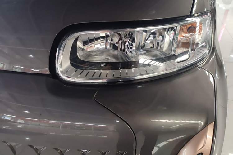 Used ORA White Cat 2022 Xiaoyue Mao Edition 360 km Luxury Model Lithium NMC Left Front Headlight