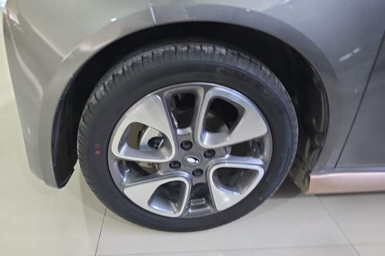 Used ORA White Cat 2022 Xiaoyue Mao Edition 360 km Luxury Model Lithium NMC Left Front Wheel Hub