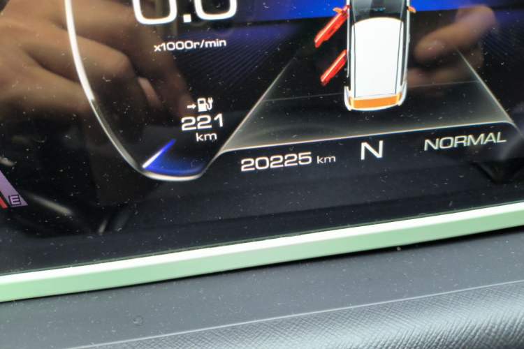 Used ORA White Cat 2022 Xiaoyue Mao Edition 360 km Luxury Model Lithium NMC Odometer Close Up