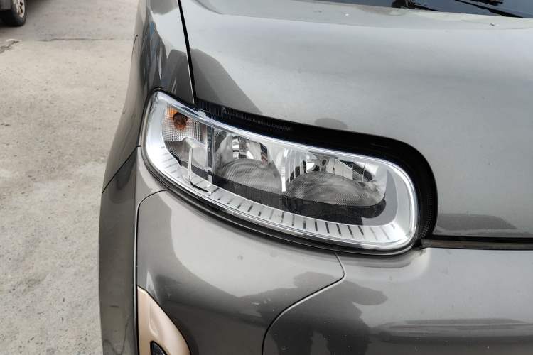 Used ORA White Cat 2022 Xiaoyue Mao Edition 360 km Luxury Model Lithium NMC Right Front Headlight