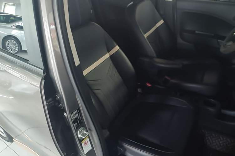 Used ORA White Cat 2022 Xiaoyue Mao Edition 360 km Luxury Model Lithium NMC Right Front Seat