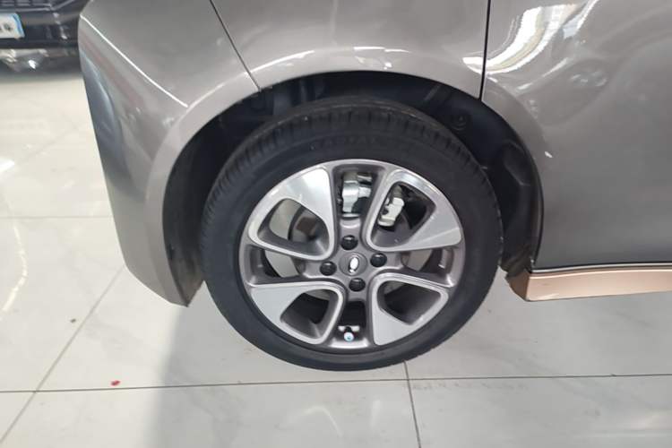 Used ORA White Cat 2022 Xiaoyue Mao Edition 360 km Luxury Model Lithium NMC Right Rear Wheel Hub