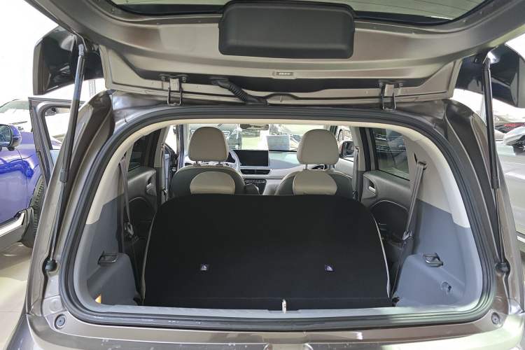 Used ORA White Cat 2022 Xiaoyue Mao Edition 360 km Luxury Model Lithium NMC Trunk