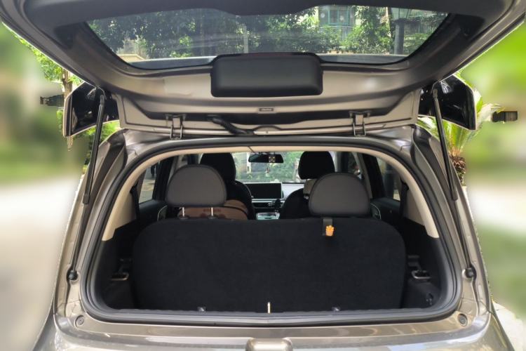 Used ORA White Cat 2022 Xiaoyue Mao Edition 360 km Luxury Model Lithium NMC Trunk
