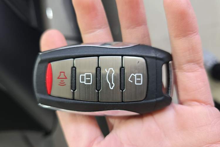 Used ORA White Cat 2022 Xiaoyue Mao Edition 360 km Luxury Model Lithium NMC Vehicle Key