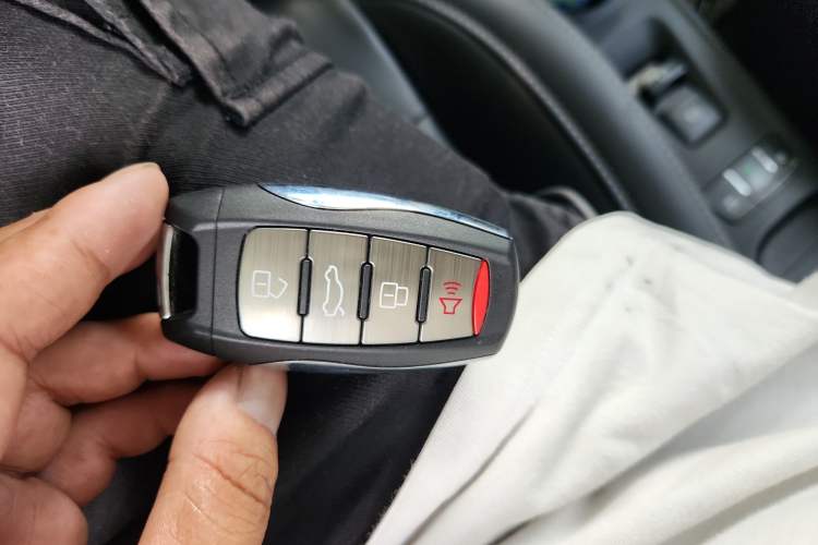 Used ORA White Cat 2022 Xiaoyue Mao Edition 401 km Flagship Model Lithium Ternary Vehicle Key