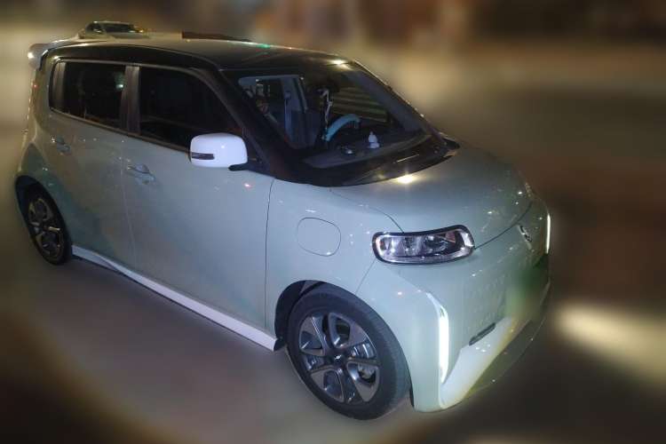 Used ORA White Cat 2022 Xiaoyue Mao Edition 360 km Luxury Model Lithium NMC Front Right 45 Deg
