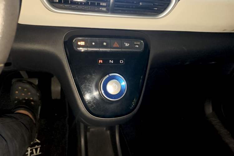 Used ORA White Cat 2022 Upgraded Model 305km Range Luxury Version Lithium-Ion Battery Gear Lever