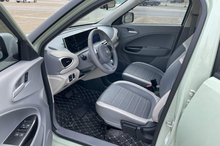 Used ORA White Cat 2022 Xiaoyue Mao Edition 360 km Luxury Model Lithium NMC Interior 3