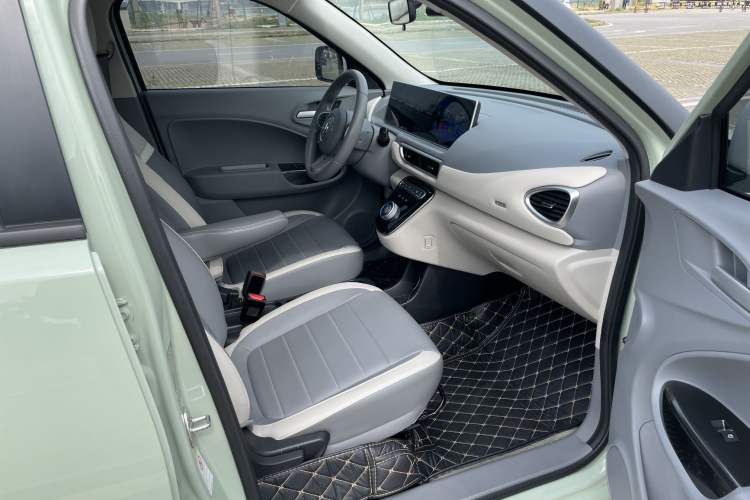 Used ORA White Cat 2022 Xiaoyue Mao Edition 360 km Luxury Model Lithium NMC Interior 6