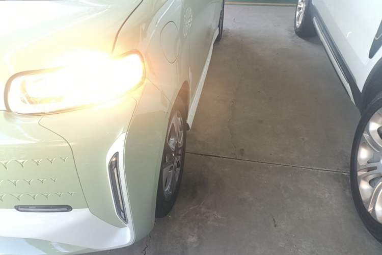 Used ORA White Cat 2022 Xiaoyue Mao Edition 360 km Luxury Model Lithium NMC Left Front Headlight