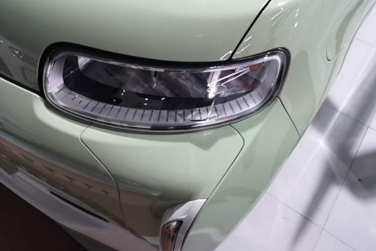 Used ORA White Cat 2022 Xiaoyue Mao Edition 360 km Luxury Model Lithium NMC Left Front Headlight