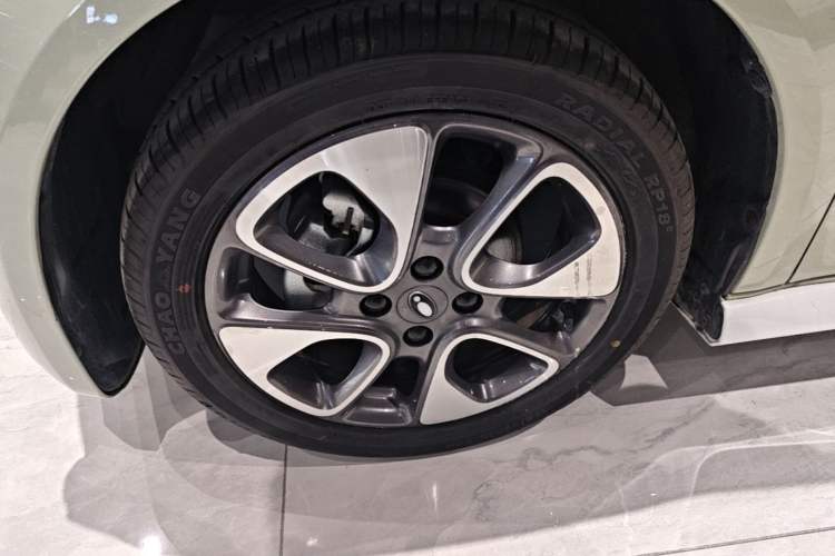 Used ORA White Cat 2022 Xiaoyue Mao Edition 360 km Luxury Model Lithium NMC Left Front Wheel Hub
