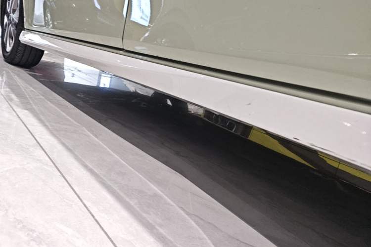 Used ORA White Cat 2022 Xiaoyue Mao Edition 360 km Luxury Model Lithium NMC Left Side Sill