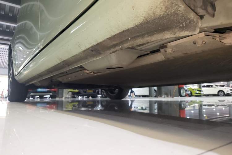 Used ORA White Cat 2022 Upgraded Model 305km Range Luxury Version Lithium-Ion Battery Left Side Sill