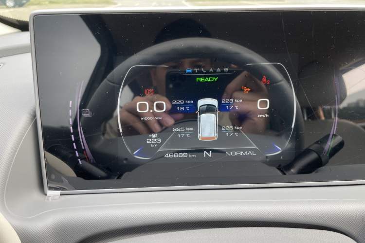 Used ORA White Cat 2022 Xiaoyue Mao Edition 360 km Luxury Model Lithium NMC Odometer Close Up