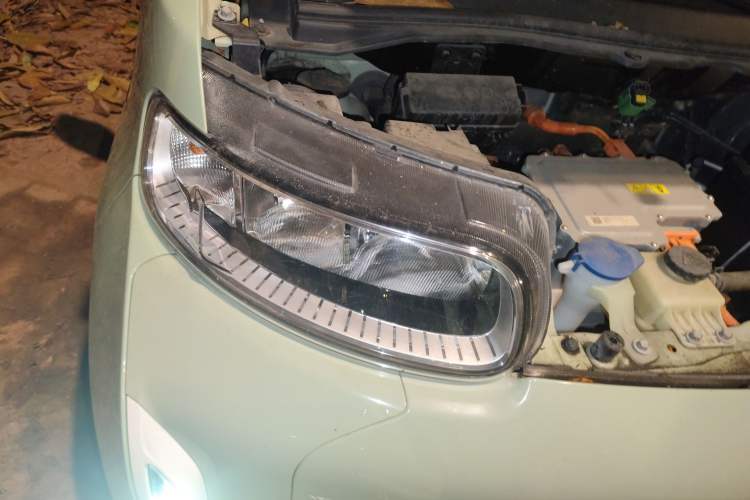 Used ORA White Cat 2022 Xiaoyue Mao Edition 360 km Luxury Model Lithium NMC Right Front Headlight
