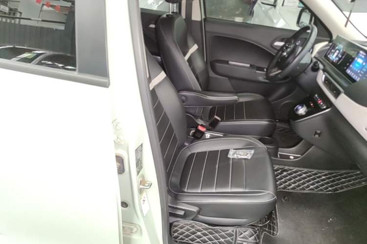 Used ORA White Cat 2022 Xiaoyue Mao Edition 360 km Luxury Model Lithium NMC Right Front Seat
