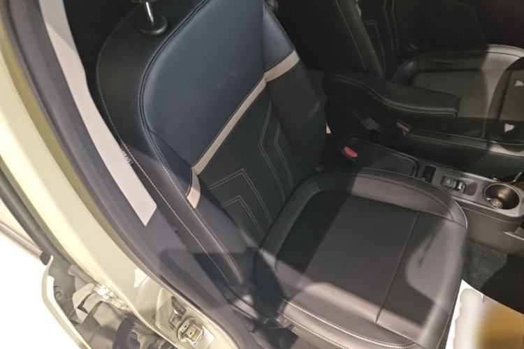 Used ORA White Cat 2022 Xiaoyue Mao Edition 360 km Luxury Model Lithium NMC Right Front Seat