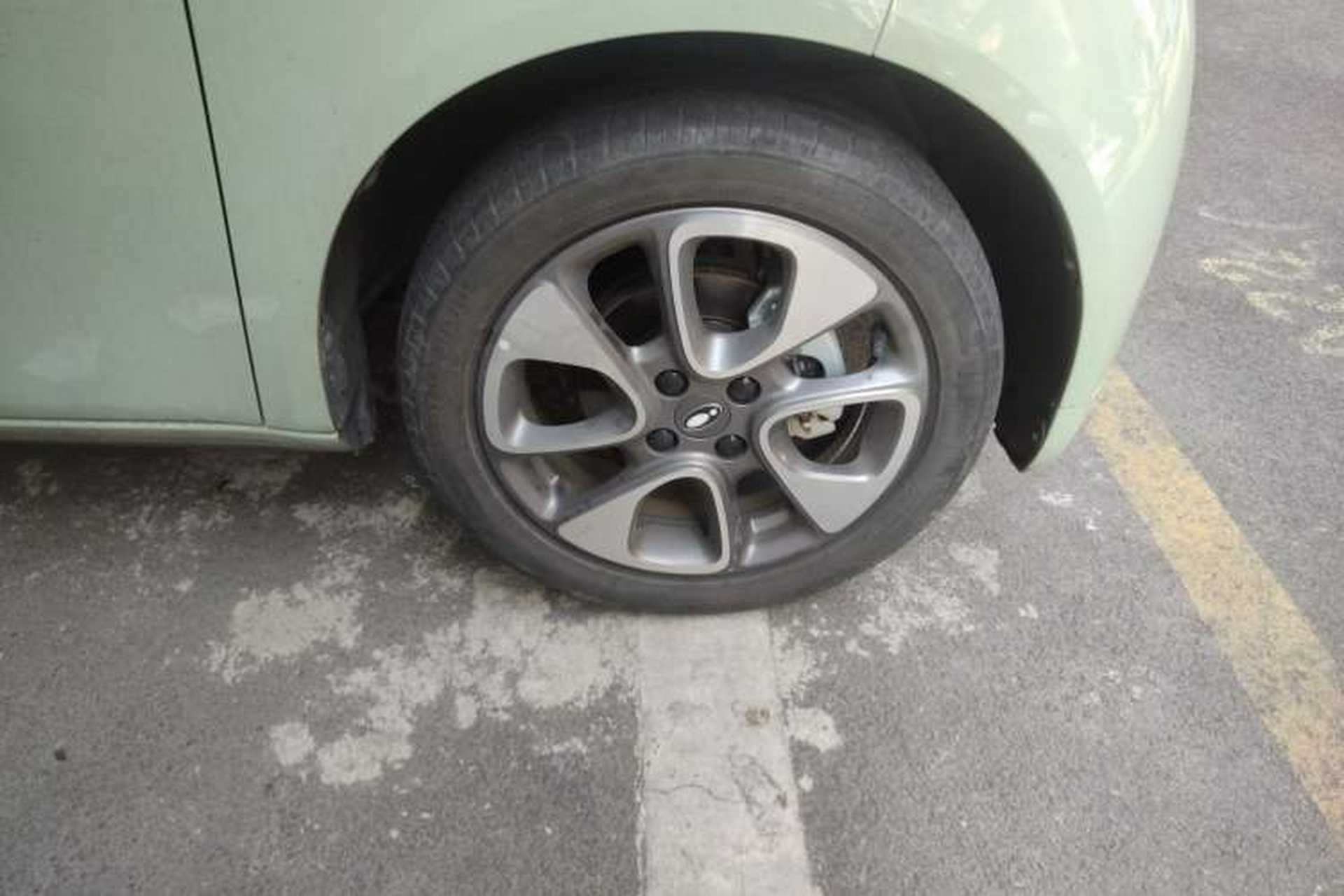 Used ORA White Cat 2022 Upgraded Model 305km Range Luxury Version Lithium-Ion Battery Right Front Wheel Hub