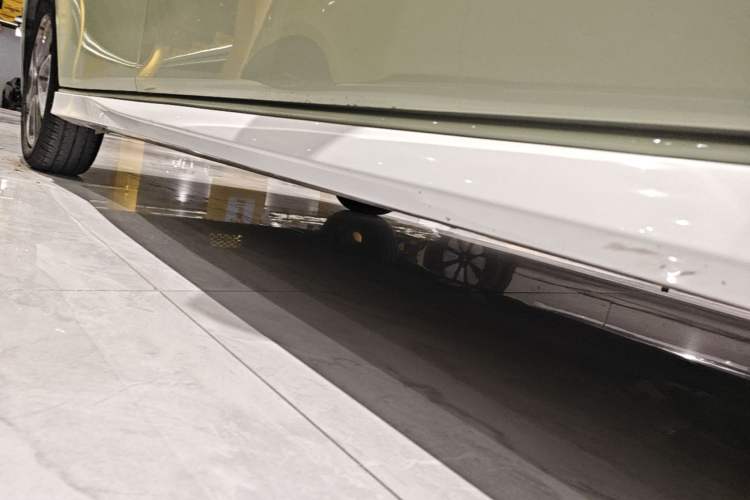 Used ORA White Cat 2022 Xiaoyue Mao Edition 360 km Luxury Model Lithium NMC Right Side Sill