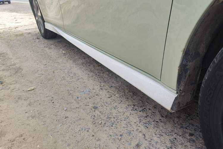 Used ORA White Cat 2022 Xiaoyue Mao Edition 360 km Luxury Model Lithium NMC Right Side Sill