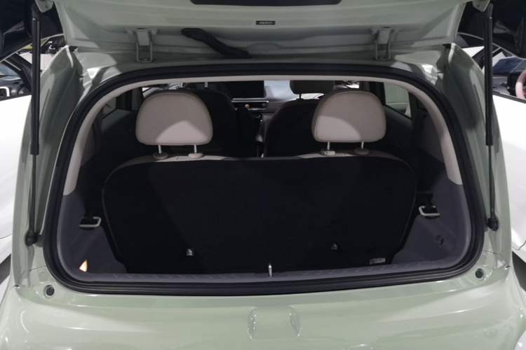 Used ORA White Cat 2022 Xiaoyue Mao Edition 360 km Luxury Model Lithium NMC Trunk