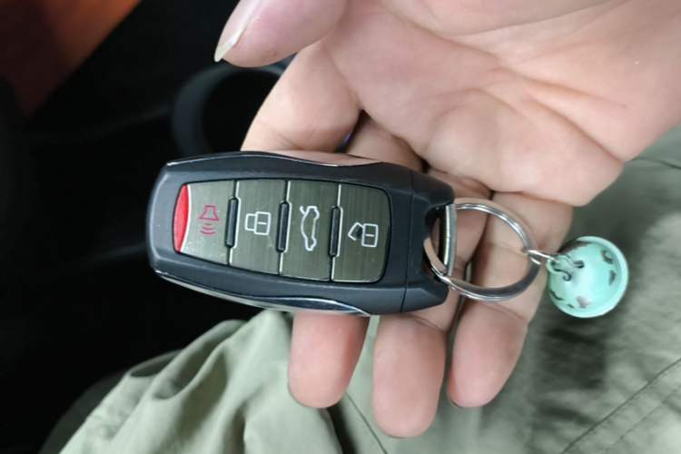 Used ORA White Cat 2022 Xiaoyue Mao Edition 401 km Flagship Model Lithium Ternary Vehicle Key