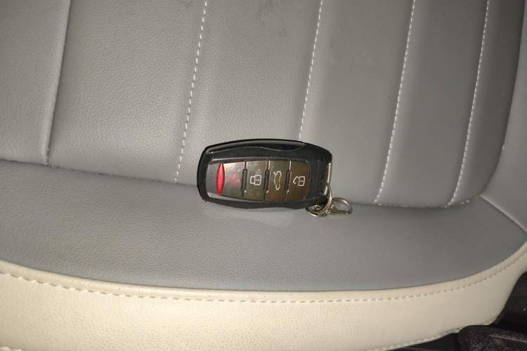 Used ORA White Cat 2022 Xiaoyue Mao Edition 360 km Luxury Model Lithium NMC Vehicle Key