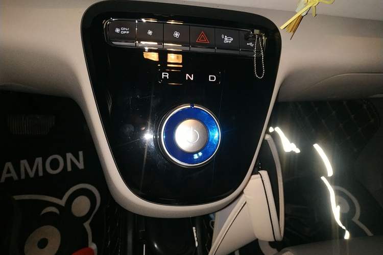 Used ORA White Cat 2022 Upgraded Model 305km Range Luxury Version Lithium-Ion Battery Gear Lever