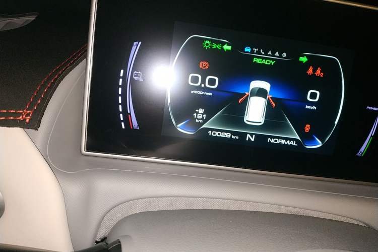 Used ORA White Cat 2022 Upgraded Model 305km Range Luxury Version Lithium-Ion Battery Odometer Close Up