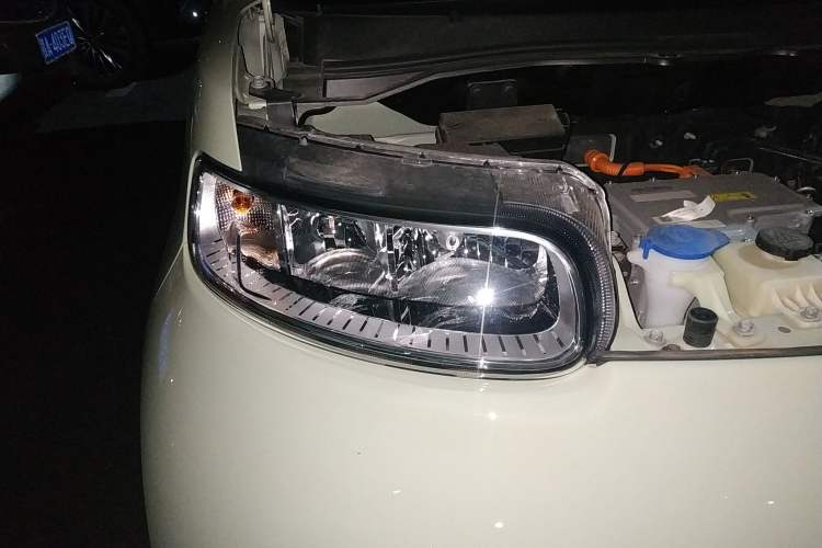 Used ORA White Cat 2022 Upgraded Model 305km Range Luxury Version Lithium-Ion Battery Right Front Headlight