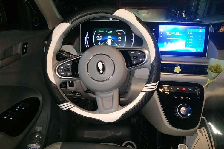 Used ORA White Cat 2022 Upgraded Model 305km Range Luxury Version Lithium-Ion Battery Steering Wheel