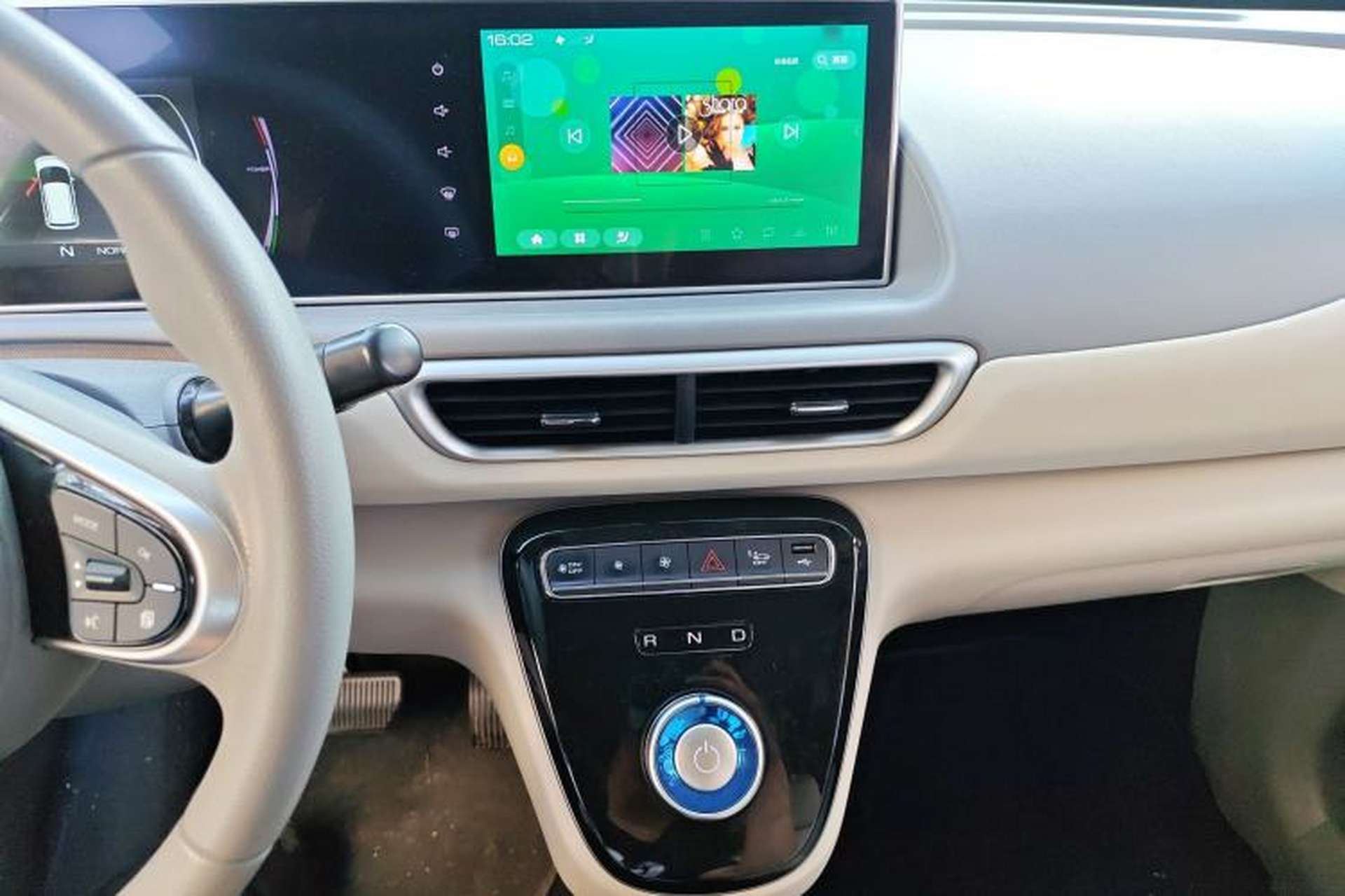 Used ORA White Cat 2022 Upgraded Model 305km Range Luxury Version Lithium-Ion Battery Audio And AC Panel