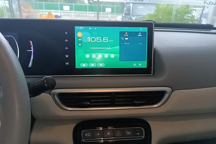 Used ORA White Cat 2022 Upgraded Model 305km Range Luxury Version Lithium-Ion Battery Audio And AC Panel