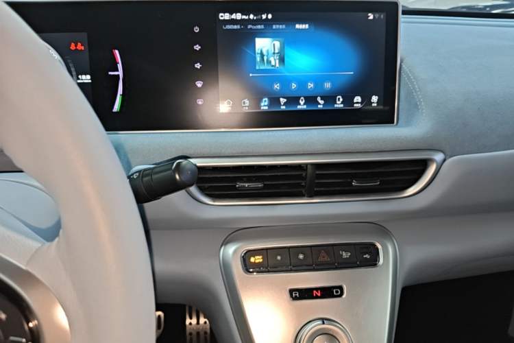 Used ORA White Cat 2022 Upgraded Model 305km Range Luxury Version Lithium-Ion Battery Audio And AC Panel