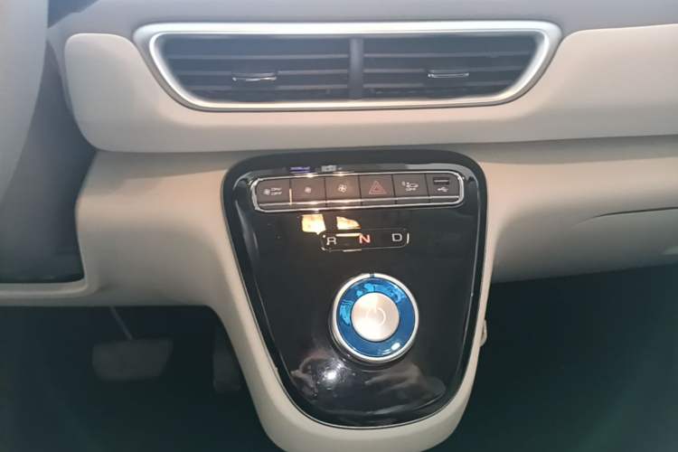 Used ORA White Cat 2022 Upgraded Model 305km Range Luxury Version Lithium-Ion Battery Gear Lever
