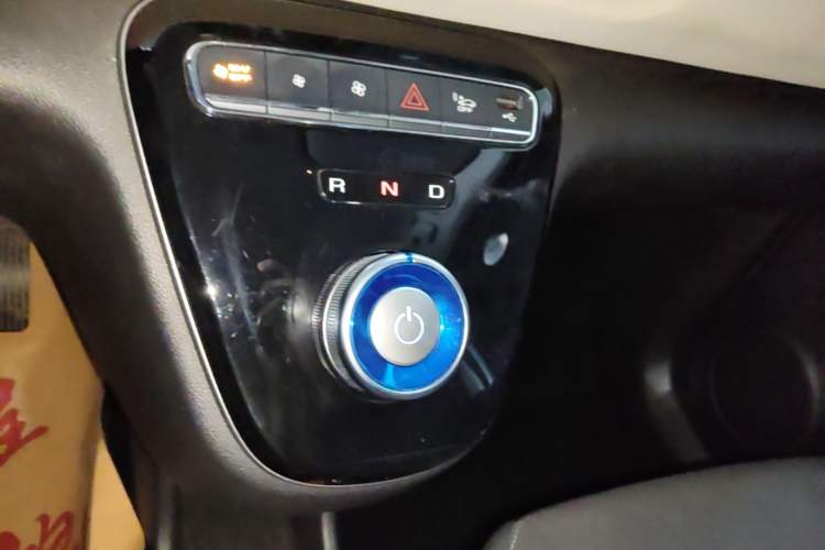 Used ORA White Cat 2022 Upgraded Model 305km Range Luxury Version Lithium-Ion Battery Gear Lever