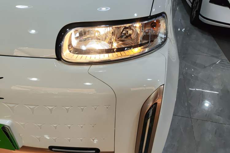 Used ORA White Cat 2022 Xiaoyue Mao Edition 360 km Luxury Model Lithium NMC Left Front Headlight