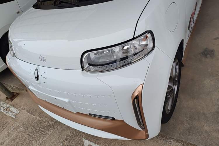 Used ORA White Cat 2022 Xiaoyue Mao Edition 360 km Luxury Model Lithium NMC Left Front Headlight