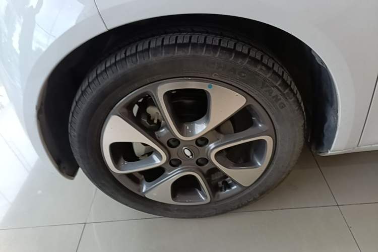 Used ORA White Cat 2022 Upgraded Model 305km Range Luxury Version Lithium-Ion Battery Left Front Wheel Hub