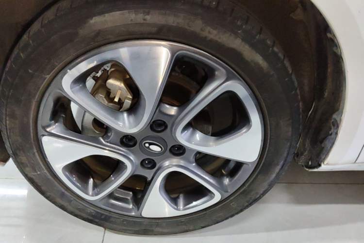 Used ORA White Cat 2022 Upgraded Model 305km Range Luxury Version Lithium-Ion Battery Left Front Wheel Hub